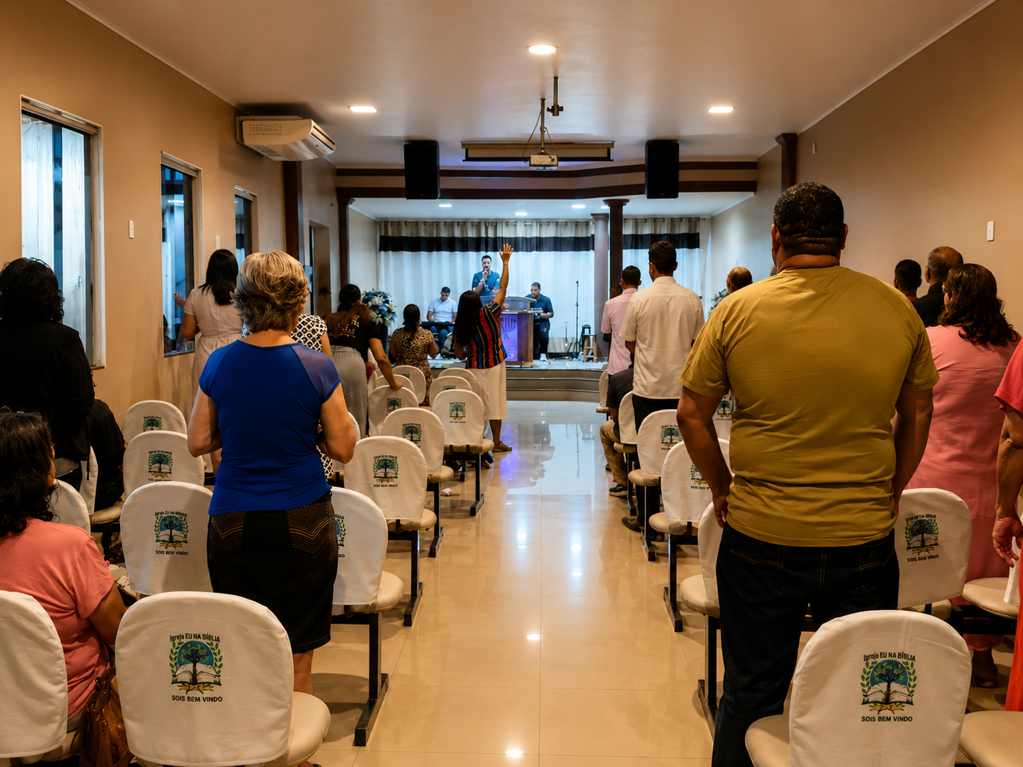 Membros reunidos no templo celebrando a fé e adorando a Deus em comunhão